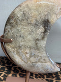 Roze Amethist Maan op Standaard – Pre-Loved Kristal Decoratie 29,3 cm