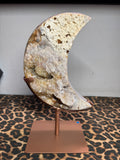 Roze Amethist Maan op Standaard – Pre-Loved Kristal Decoratie 30 cm